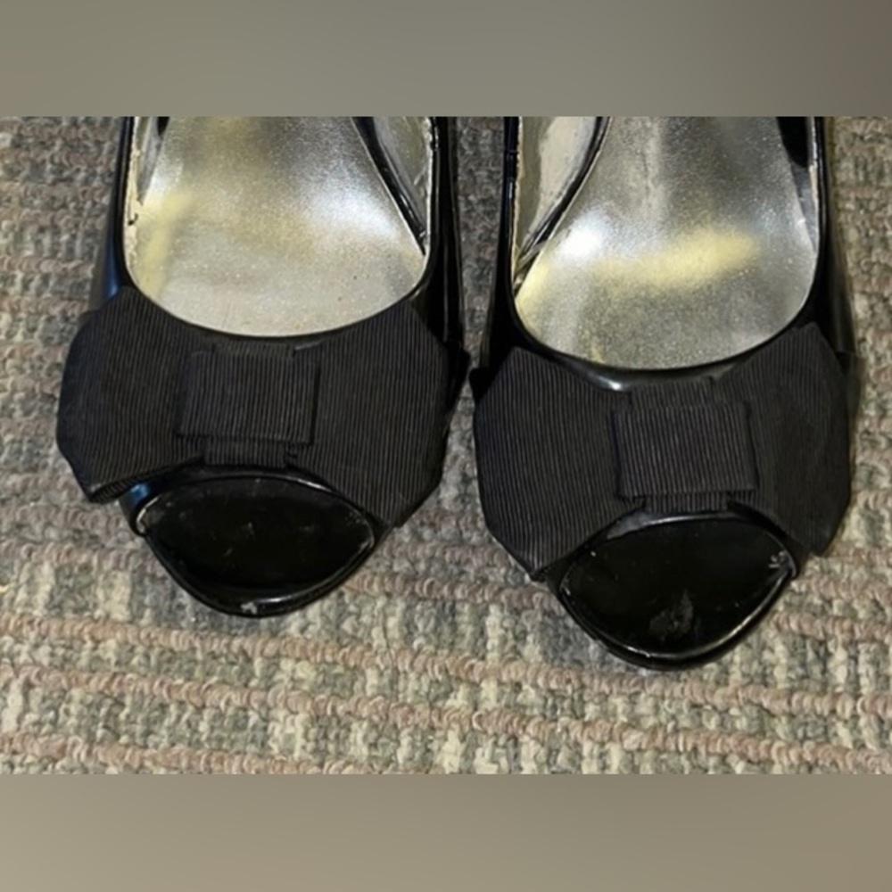Gorgeous Jessica Simpson shoes. Black peep toe with bow.